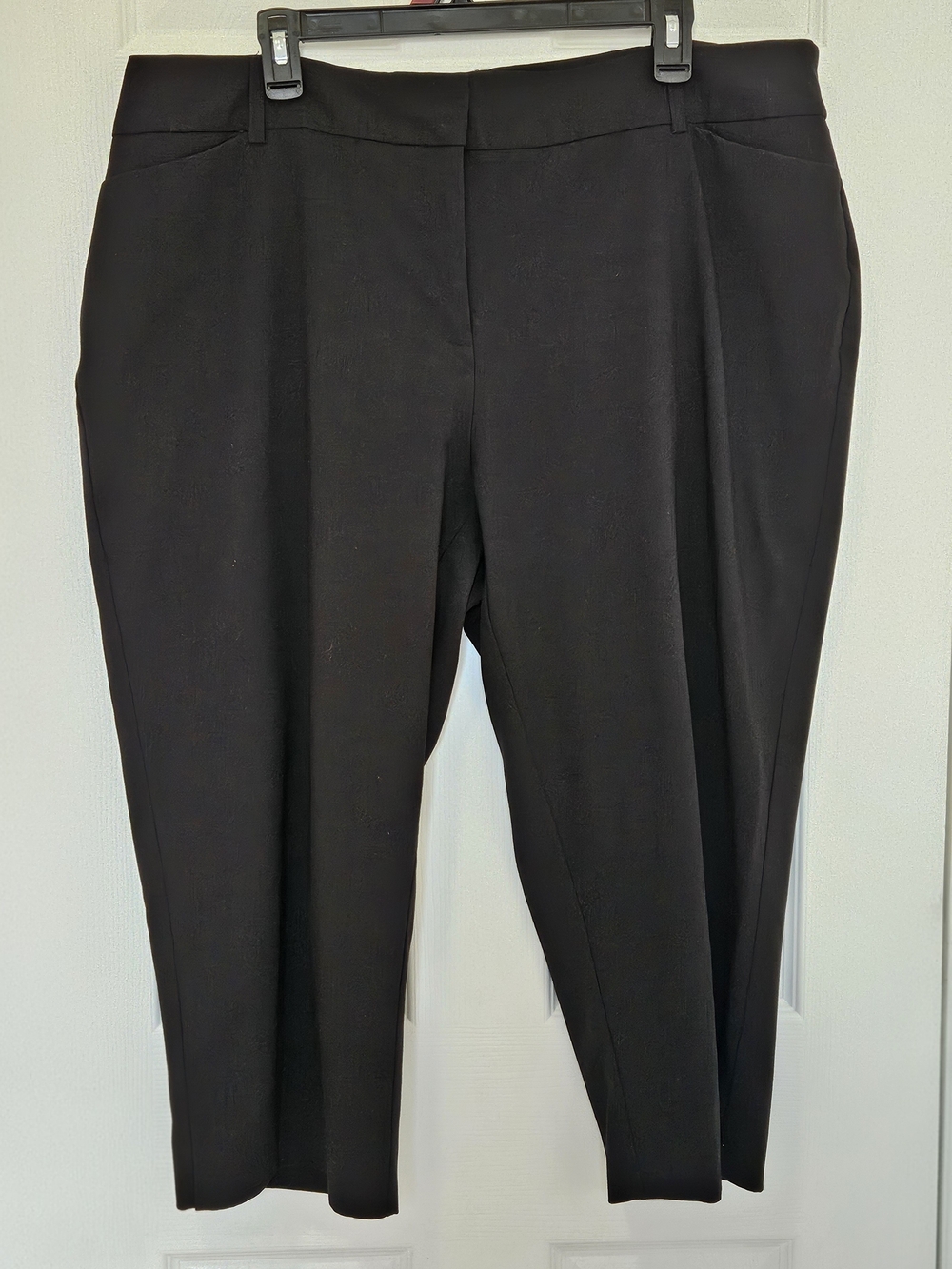Roz & Ali Black Pull-On Ponte Capri Pants